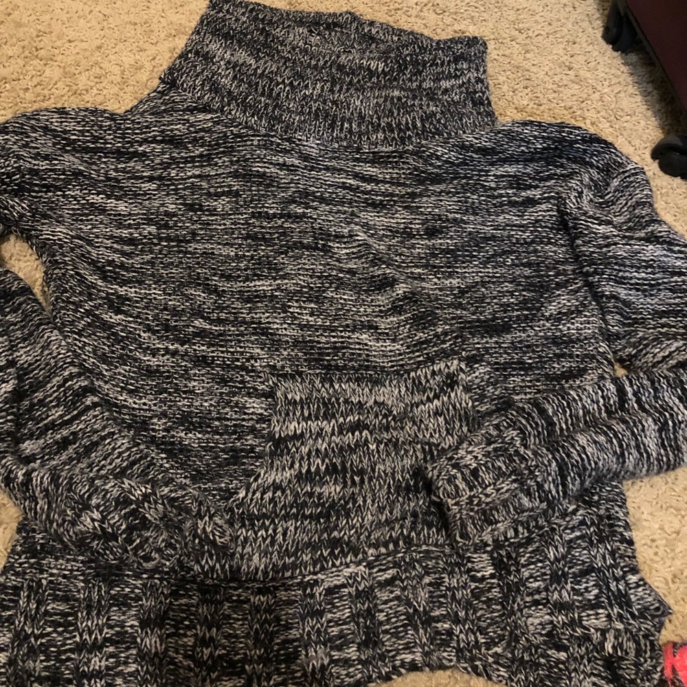 sweater black and white with a pocket in the front